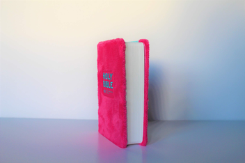 Паперова книга «NIV Pocket Fluffy Pink Bible» - фото №3 - мініатюра
