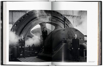 Бумажная книга «Peter Lindbergh: A Different Vision on Fashion Photography», автор Тьерри-Максим Лорио - фото №3 - миниатюра