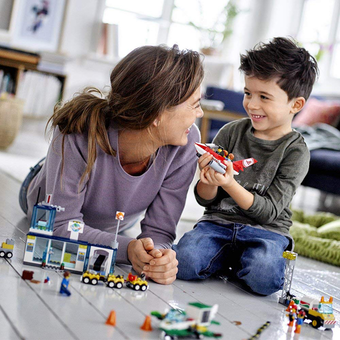  «Конструктор LEGO Juniors Городской аэропорт 376 деталей (10764)», бренда LEGO - фото №4 - миниатюра