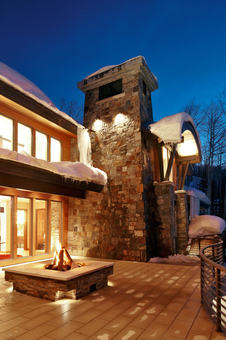 Бумажная книга «Living in Style Mountain Chalets Revised edition» - фото №2 - миниатюра