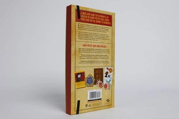 Бумажная книга «Harry Potter: Travel Magic - Platform 9 3/4: Artifacts from the Wizarding World» - фото №6 - миниатюра