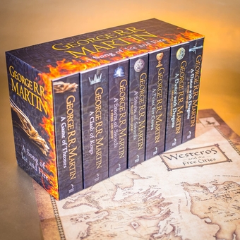 Бумажная книга «A Song Of Ice And Fire. 7 Book Collectable Box Set With Westeros And Free Cities Poster Map», автор Джордж Р. Р. Мартин - фото №2 - миниатюра