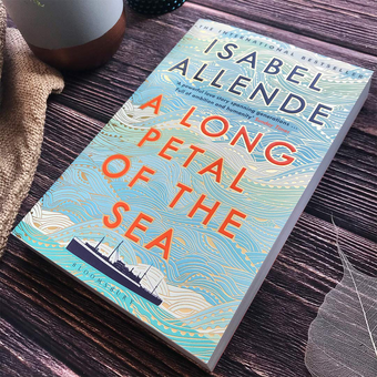 Бумажная книга «A Long Petal of the Sea», автор Исабель Альенде - фото №4 - миниатюра