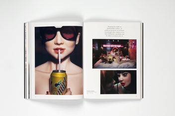 Бумажная книга «Play With Me. Dolls, Women and Art », автор Грейс Бэнкс - фото №4 - миниатюра