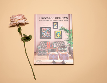 Паперова книга «A Room of Her Own. Inside the Homes and Lives of Creative Women», автор Робін Лі - фото №9 - мініатюра