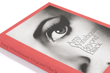 Бумажная книга «Amy Winehouse. Beyond Black», автор Наоми Пэрри - фото №8 - миниатюра