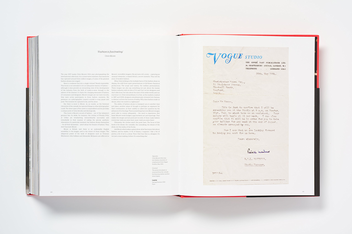Бумажная книга «Catwalking. Photographs by Chris Moore», автор Александр Фьюри - фото №3 - миниатюра
