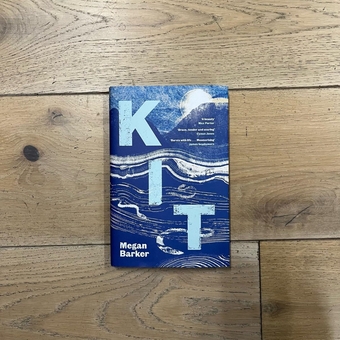 Бумажная книга «Kit», автор Меган Баркер - фото №2 - миниатюра