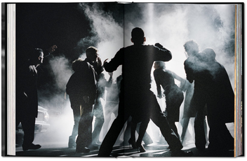 Бумажная книга «Peter Lindbergh: A Different Vision on Fashion Photography», автор Тьерри-Максим Лорио - фото №4 - миниатюра