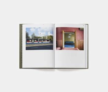 Паперова книга «Stephen Shore. Survivors in Ukraine», авторів Стівен Шор, Джейн Крамер - фото №7 - мініатюра