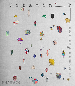 Бумажная книга «Vitamin T. Threads and Textiles in Contemporary Art», автор Дженель Портер - фото №1 - миниатюра