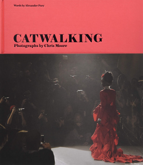 Бумажная книга «Catwalking. Photographs by Chris Moore», автор Александр Фьюри - фото №1 - миниатюра