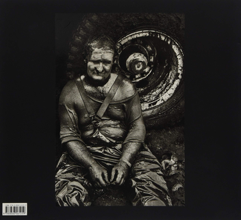 Бумажная книга «Sebastião Salgado. Kuwait, A Desert on Fire», автор Себастьян Сальгадо - фото №2 - миниатюра
