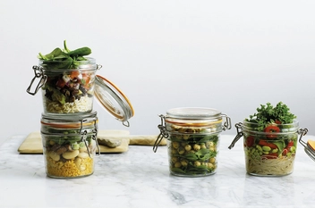Бумажная книга «Superfoods Superfast: 100 energizing recipes to make in 20 minutes or less», автор Джули Монтегю - фото №3 - миниатюра