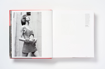 Бумажная книга «Catwalking. Photographs by Chris Moore», автор Александр Фьюри - фото №5 - миниатюра