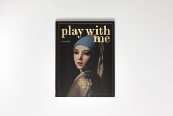 Бумажная книга «Play With Me. Dolls, Women and Art », автор Грейс Бэнкс - фото №12 - миниатюра