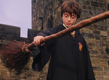 Бумажная книга «Harry Potter and the Philosopher’s Stone Enchanted Postcard Book» - фото №2 - миниатюра