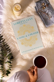Паперова книга «A Song and A Prayer», авторів Лоретта Лінн, Кім Маклін - фото №3 - мініатюра