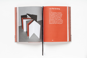 Бумажная книга «Bookbinding. The Complete Guide to Folding, Sewing and Binding», авторов Франциска Морлок, Мириам Вашелевськи - фото №14 - миниатюра