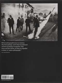 Бумажная книга «Bystander. A History of Street Photography», авторов Джоэл Мейеровиц, Колин Вестербек - фото №2 - миниатюра