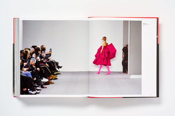 Бумажная книга «Catwalking. Photographs by Chris Moore», автор Александр Фьюри - фото №6 - миниатюра