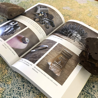 Бумажная книга «Mudlarking», автор Лара Майклем - фото №3 - миниатюра