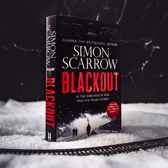 Бумажная книга «Blackout», автор Саймон Скэрроу - фото №2 - миниатюра
