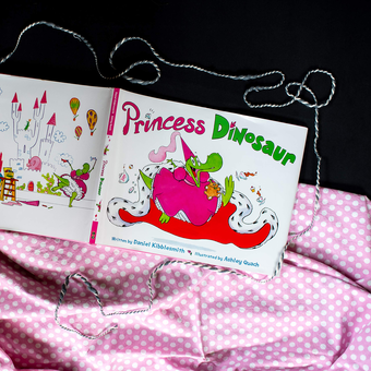 Паперова книга «Princess Dinosaur», автор Дениел Кибблсміт - фото №2 - мініатюра