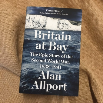 Бумажная книга «Britain at Bay», автор Алан Оллпорт - фото №2 - миниатюра