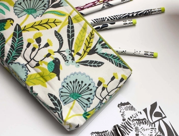 Бумажная книга «Avian Tropics Handmade Embroidered Pouch» - фото №2 - миниатюра