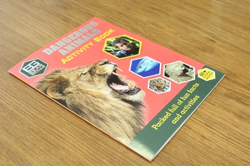 Паперова книга «Bear Grylls Sticker Activity: Dangerous Animals», автор Беар Ґріллз - фото №3 - мініатюра