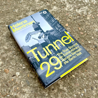 Бумажная книга «Tunnel 29. The True Story of an Extraordinary Escape Beneath the Berlin Wall», автор Хелена Мерриман - фото №3 - миниатюра