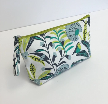 Бумажная книга «Avian Tropics Handmade Embroidered Pouch» - фото №3 - миниатюра