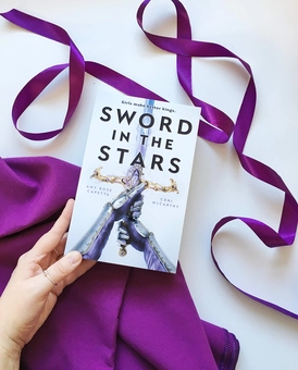 Паперова книга «Sword in the Stars», авторів Корі Маккарті, Емі Роуз Капетта - фото №2 - мініатюра