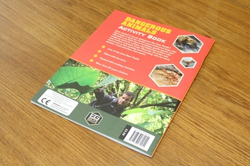Паперова книга «Bear Grylls Sticker Activity: Dangerous Animals», автор Беар Ґріллз - фото №2 - мініатюра