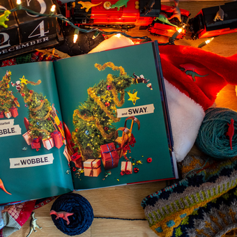 Бумажная книга «What the Dinosaurs Did the Night Before Christmas», авторов Рефе Тума, Сьюзен Тума - фото №4 - миниатюра