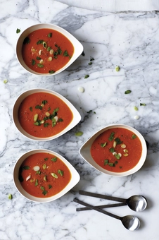 Бумажная книга «Superfoods Superfast: 100 energizing recipes to make in 20 minutes or less», автор Джули Монтегю - фото №5 - миниатюра