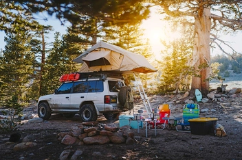 Бумажная книга «Hit the Road. Vans, Nomads and Roadside Adventures» - фото №12 - миниатюра