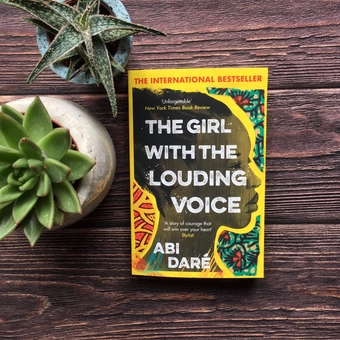 Бумажная книга «The Girl with the Louding Voice», автор Эби Даре - фото №2 - миниатюра