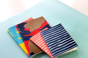 Бумажная книга «Hato Press: Blue A5 Lined Notebook» - фото №2 - миниатюра