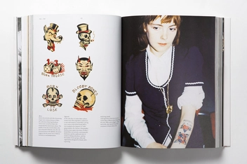 Бумажная книга «100 Years of Tattoos», автор Дэвид Маккомб - фото №4 - миниатюра