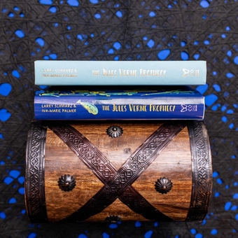 Паперова книга «The Jules Verne Prophecy», авторів Іва-Марі Палмер, Ларрі Шварц - фото №3 - мініатюра