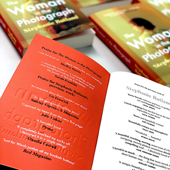 Паперова книга «The Woman in the Photograph», автор Стефані Батленд - фото №3 - мініатюра