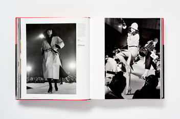 Бумажная книга «Catwalking. Photographs by Chris Moore», автор Александр Фьюри - фото №9 - миниатюра