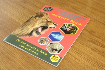 Паперова книга «Bear Grylls Sticker Activity: Dangerous Animals», автор Беар Ґріллз - фото №4 - мініатюра