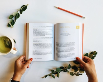 Бумажная книга «52 Small Changes for the Mind», автор Бретт Блюменталь - фото №4 - миниатюра