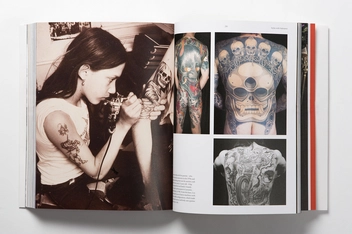 Бумажная книга «100 Years of Tattoos», автор Дэвид Маккомб - фото №10 - миниатюра