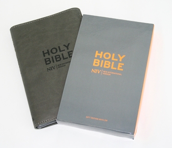 Паперова книга «NIV Pocket Charcoal Soft-tone Bible with Zip», автор New International Version - фото №2 - мініатюра