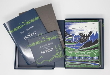 Бумажная книга «The Hobbit Facsimile Gift Edition (Lenticular cover)», автор Джон Р. Р. Толкин - фото №2 - миниатюра