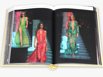 Паперова книга «Versace Catwalk. The Complete Collections», автор Тім Бленкс - фото №8 - мініатюра
